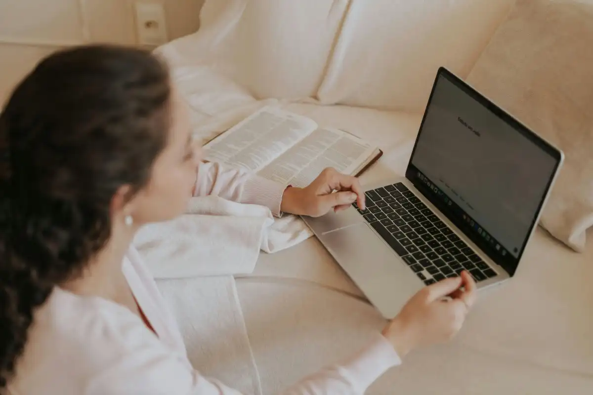 Person practicing the 20-20-20 rule for eyes while taking a screen break